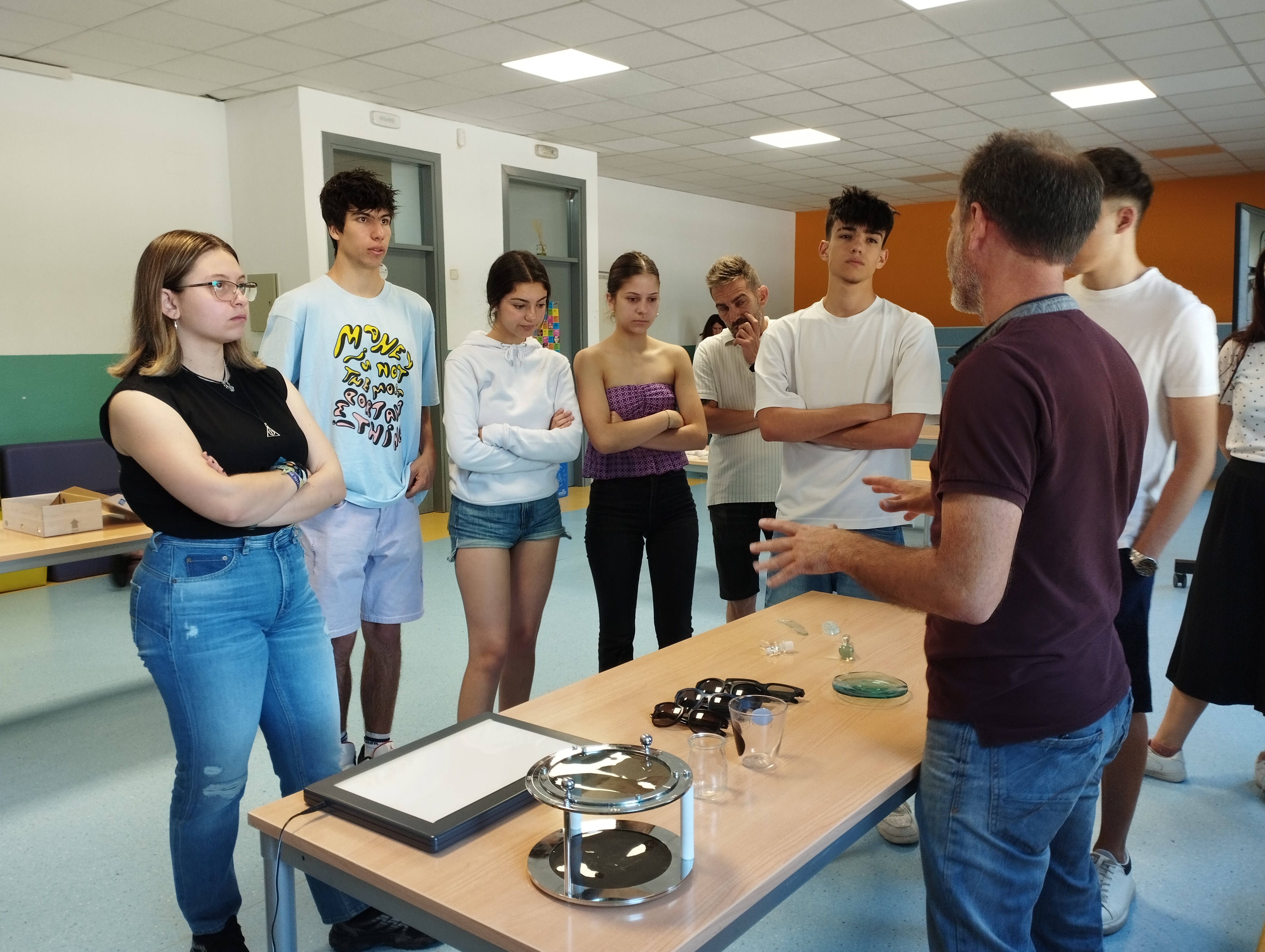 El grupo GI Cervitrum (IH) se desplaza al colegio Lagomar de Valdemoro para dar a conocer historia del vidrio y su tecnología como parte de las actividades de la Noche Europea de los Investigadores. El grupo GI Cervitrum (IH) se desplaza al colegio Lagomar de Valdemoro para dar a conocer historia del vidrio y su tecnología como parte de las actividades de la Noche Europea de los Investigadores.