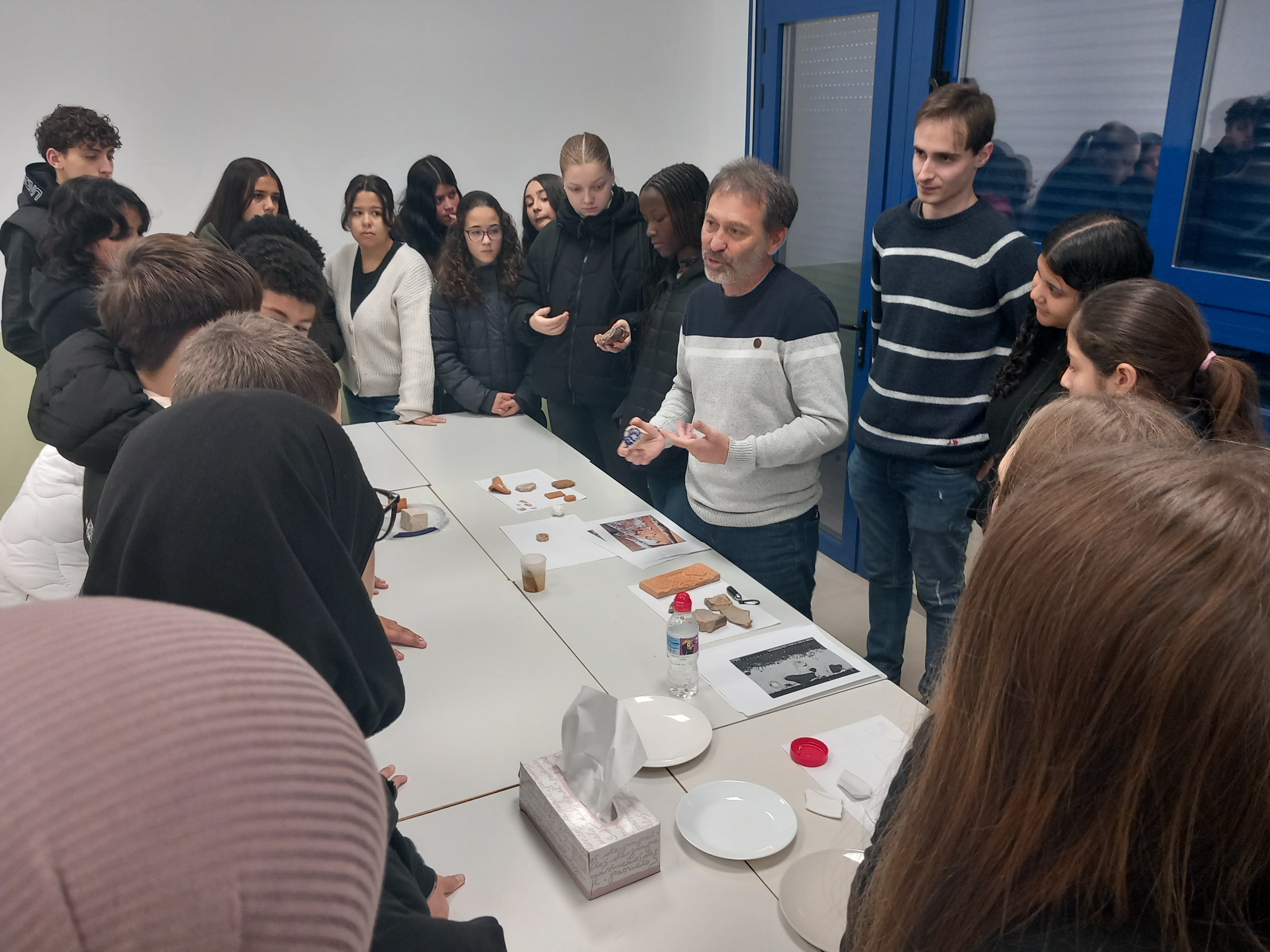 El grupo Cervitrum del CSIC lleva la historia del vidrio al IES El Olivo de Parla El grupo Cervitrum del CSIC lleva la historia del vidrio al IES El Olivo de Parla