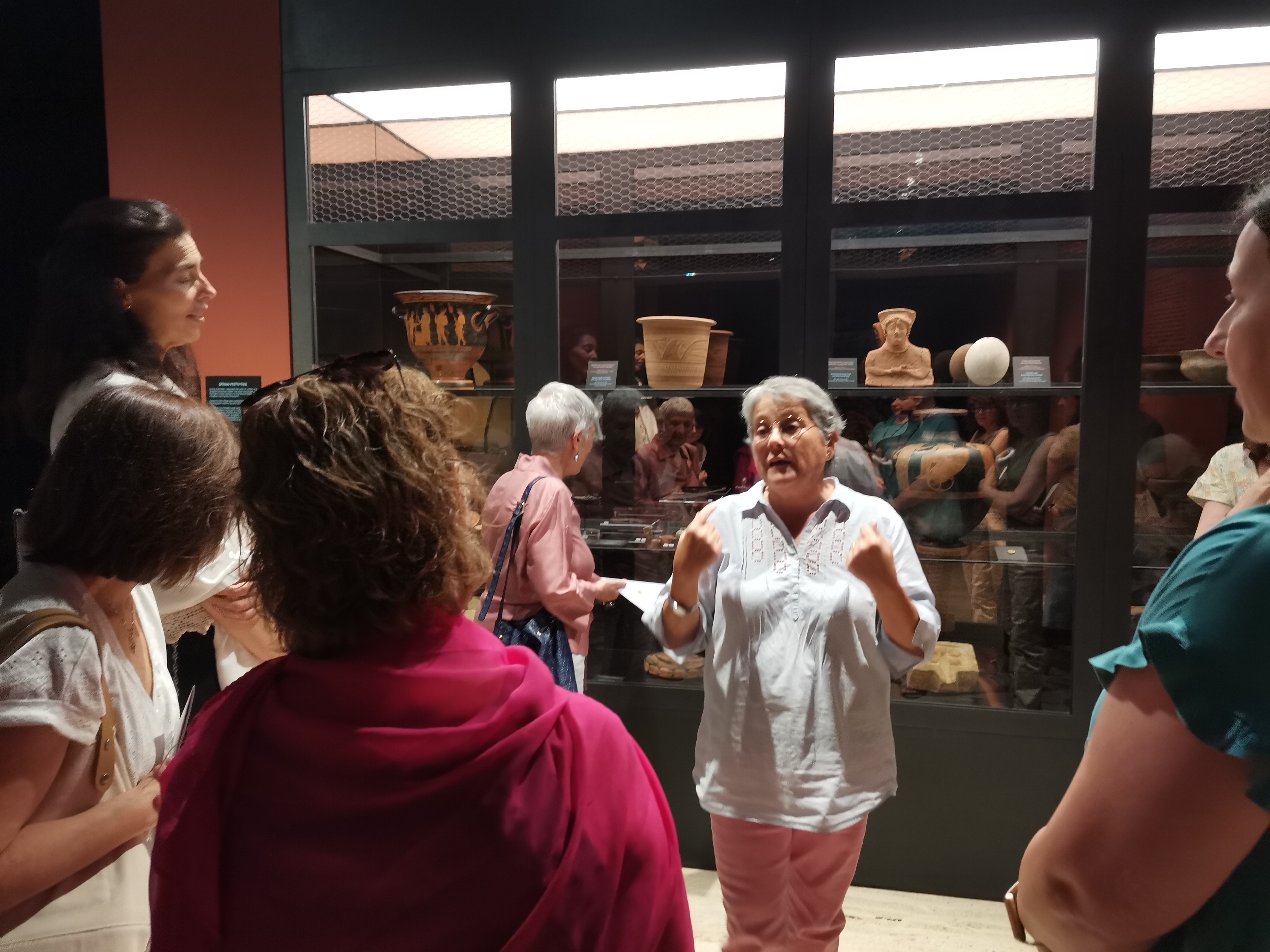 Varias comisarias de la exposición CONVIVIUM en el Museo Arqueológico ofrecen dos visitas guiadas al personal técnico del CCHS Varias comisarias de la exposición CONVIVIUM en el Museo Arqueológico ofrecen dos visitas guiadas al personal técnico del CCHS
