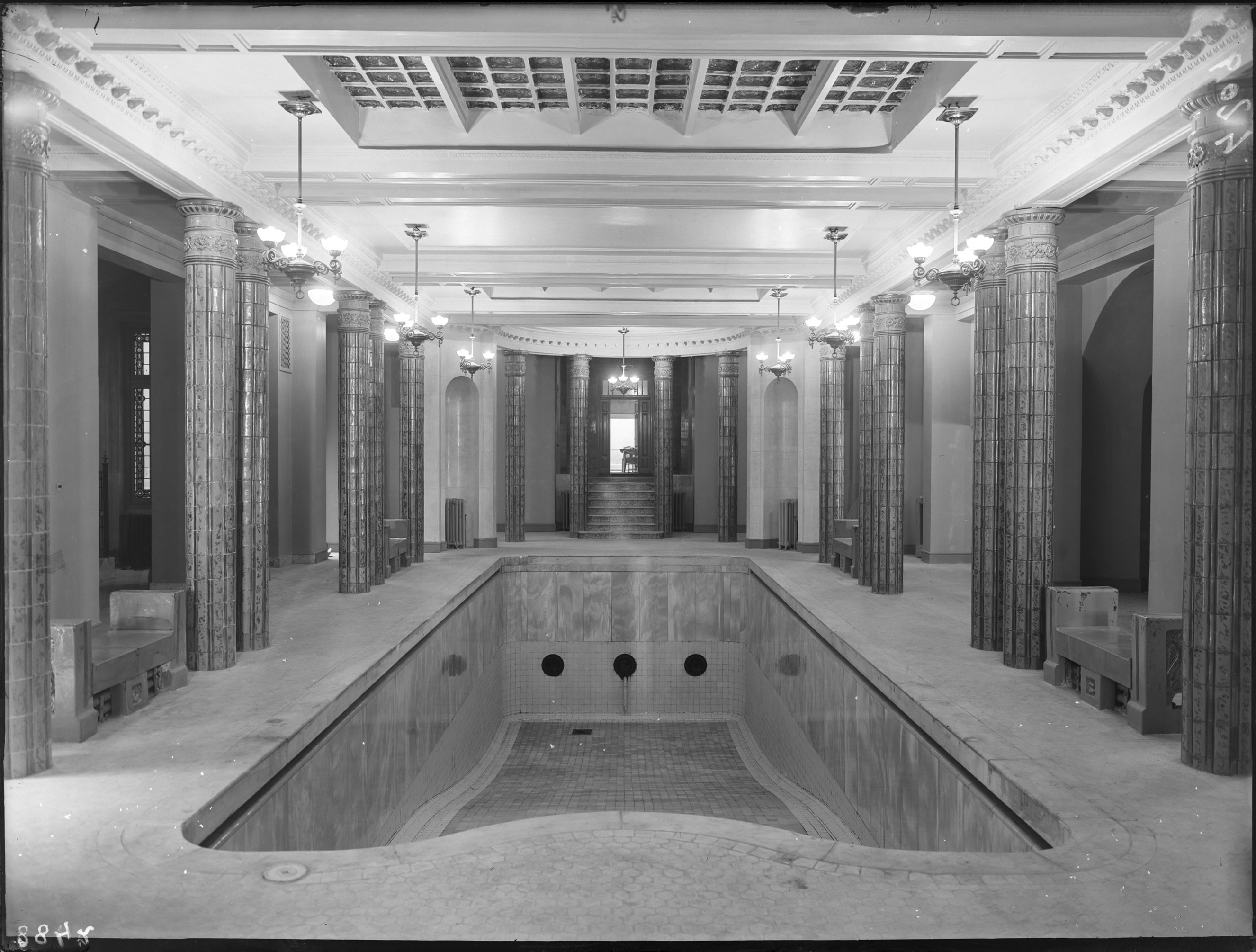 Piscina interior en el sótano del edificio del Círculo de Bellas Artes. / Luis Lladó