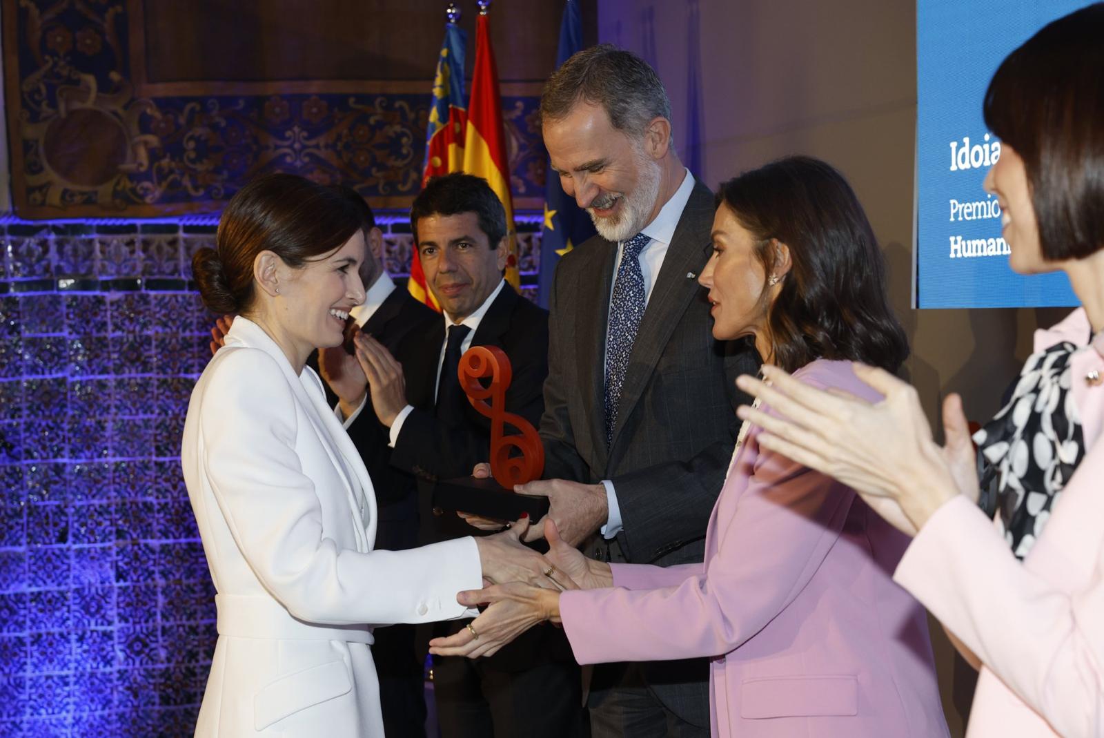 Idoia Murga recibe el premioel Premio Nacional de Investigación para Jóvenes 'María Moliner' en el área de Humanidades de manos de los reyes Idoia Murga recibe el premioel Premio Nacional de Investigación para Jóvenes 'María Moliner' en el área de Humanidades de manos de los reyes