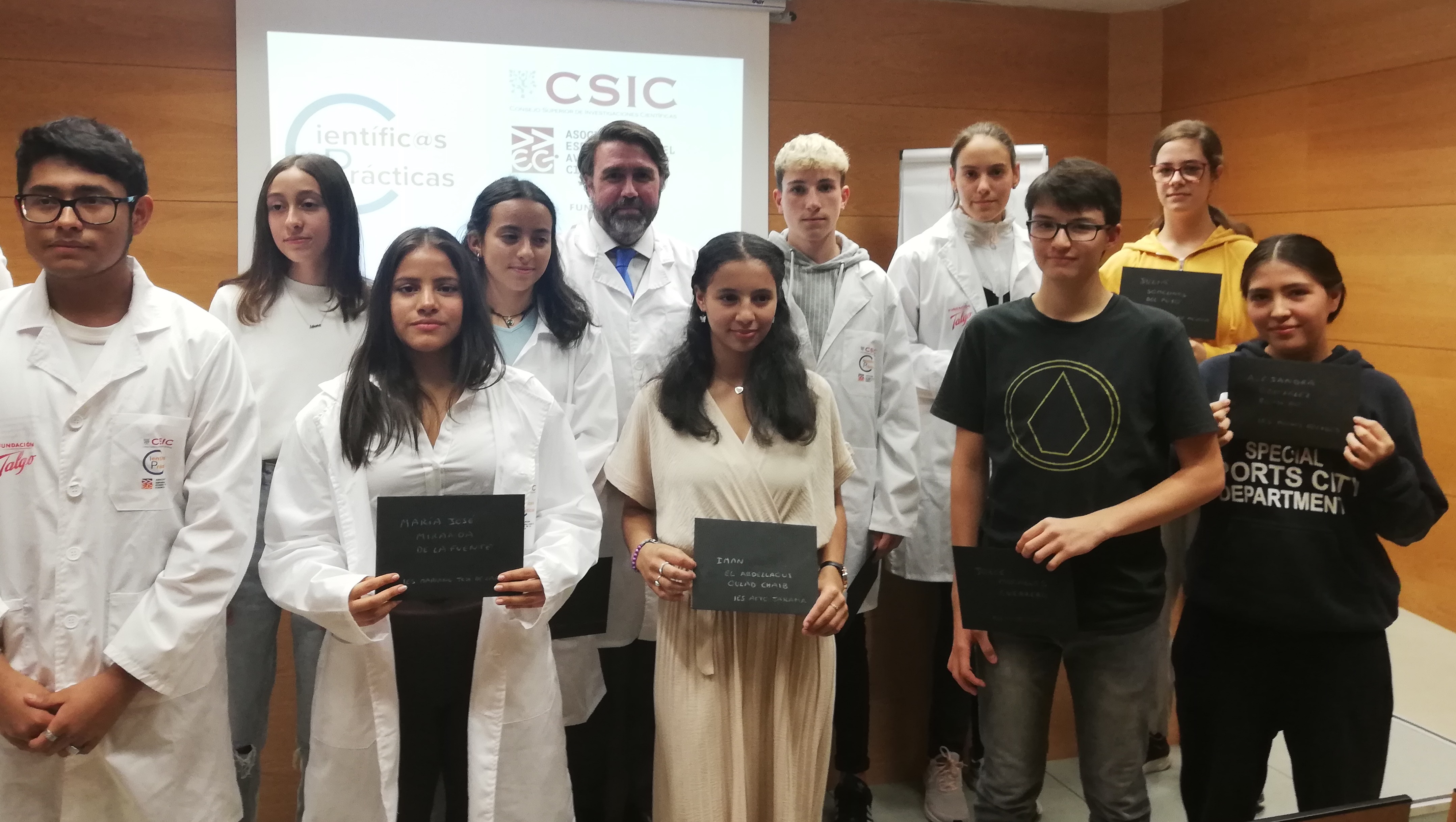 Científic@s en prácticas culmina el curso 2021-22 con la entrega de becas para material escolar concedidas por AEAC y Fundación Talgo Foto de los premiados