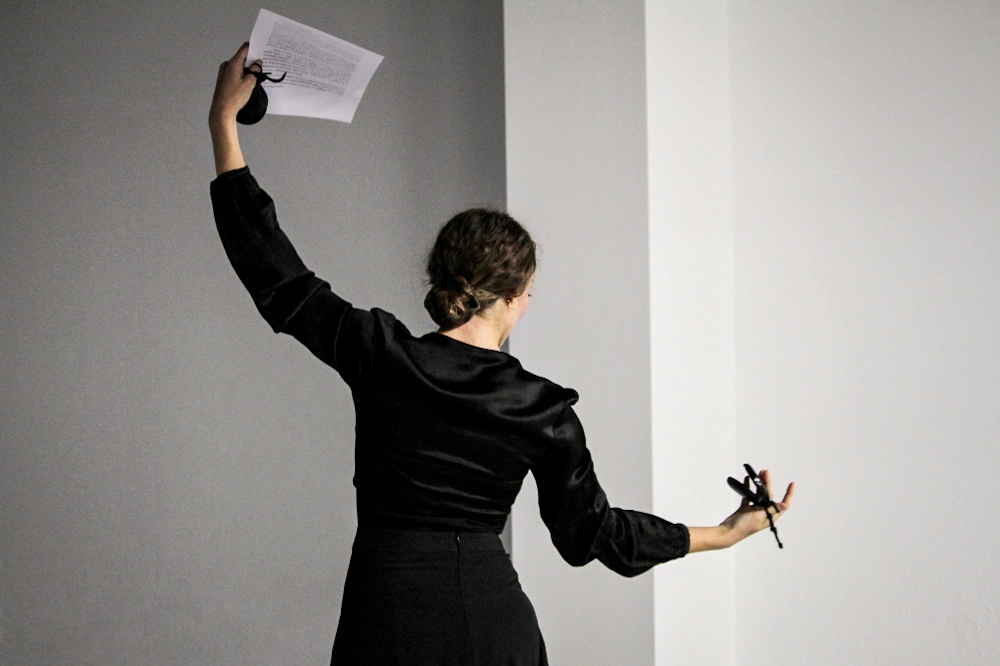 La investigadora y bailarina María Cabrera inaugurando el CoreoLab durante el I Ciclo de Conferencias “Investigación y Creación” / Fotografía de Javier Ramírez Serrano