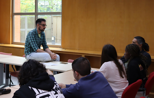 Jorge Elices hablando a los alumnos