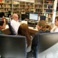 Varias alumnas en la sala del Diccionario de Griego