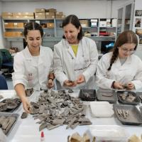 Alumnas de 3º ESO durante su estancia en el Laboratorio de arqueobiología  Alumnas de 3º ESO durante su estancia en el Laboratorio de arqueobiología