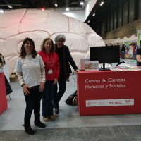 La presidenta del CSIC, Eloísa del Pino, visita el stand del CCHS en la Feria Madrid Es Ciencia