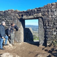 Concluye la reconstrucción de la puerta Norte del poblado de Santa Tegra Concluye la reconstrucción de la puerta Norte del poblado de Santa Tegra