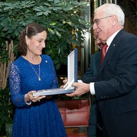 El presidente de la AEC, Jesús Mª Rincón, entregando la Placa de Honor a Mª Ángeles Villegas
