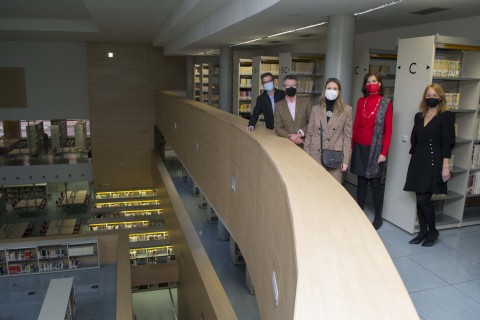 visita del director de la Fundación Lilly, José Antonio Sacristán que vino acompañado de su gerente, Manuel Guzmán y su coordinadora de proyectos, Cristina Rico, en la Biblioteca TNT