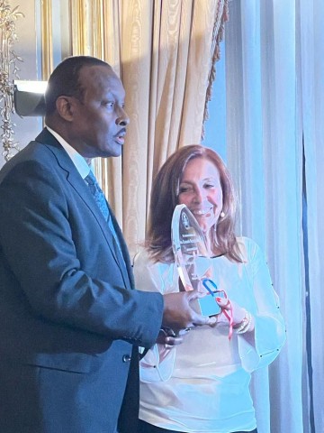 El embajador de Haití Marie Joseph Guy Lamothe hace entrega del reconocimiento a Consuelo Naranjo (IH-CSIC) en la ceremonia que tuvo lugar en Casa de América el pasado 4 de diciembre El embajador de Haití Marie Joseph Guy Lamothe hace entrega del reconocimiento a Consuelo Naranjo (IH-CSIC) en la ceremonia que tuvo lugar en Casa de América el pasado 4 de diciembre